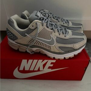 Nike Zoom Vomero 5 - New with box size 9